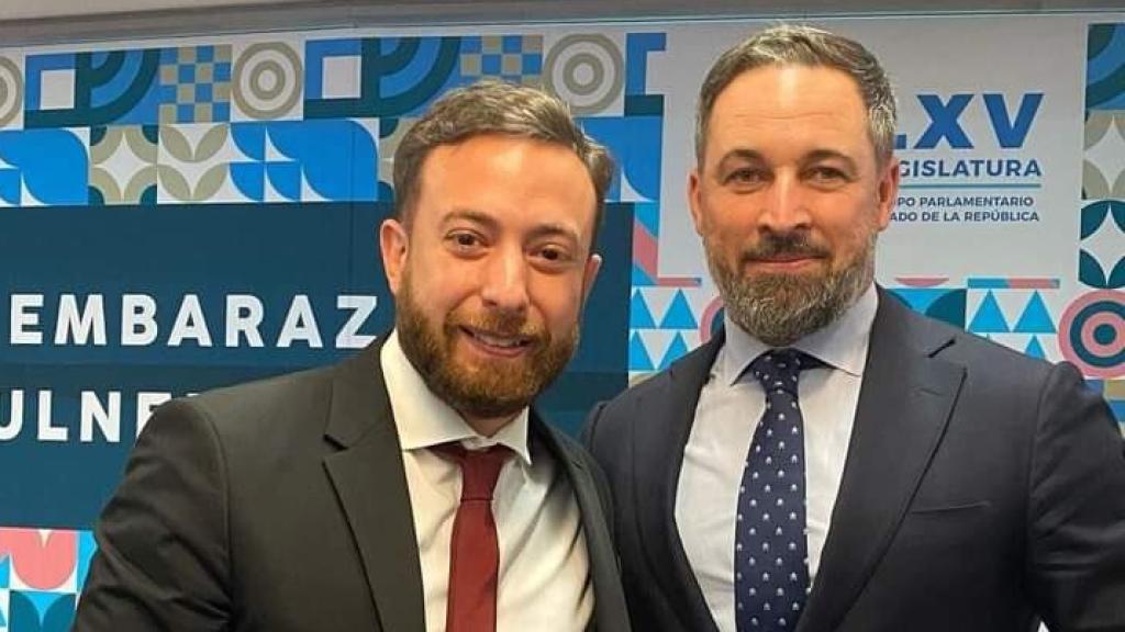El politólogo argentino, Agustín Laje, junto al líder de Vox, Santiago Abascal.