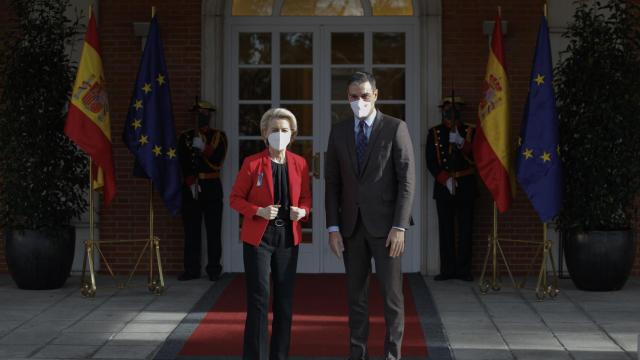 El presidente del Gobierno, Pedro Sánchez, recibe a la presidenta de la Comisión Europea, Úrsula von der Leyen, este sábado en el Palacio de la Moncloa.