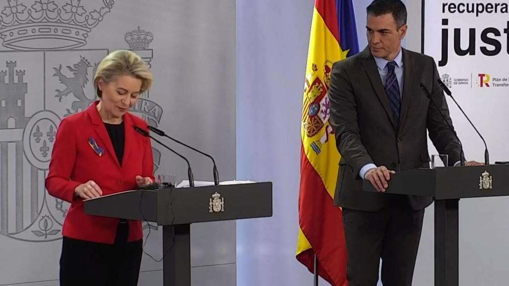Ursula von der Leyen y Pedro Sánchez, en la sala de prensa de Moncloa.