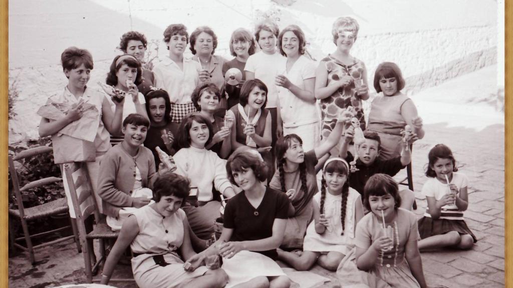 Amigas celebrando una fiesta en Agudo (Ciudad Real). Años 60. Fondo Los Legados de la Tierra. Archivo de la Imagen de Castilla-La Mancha.