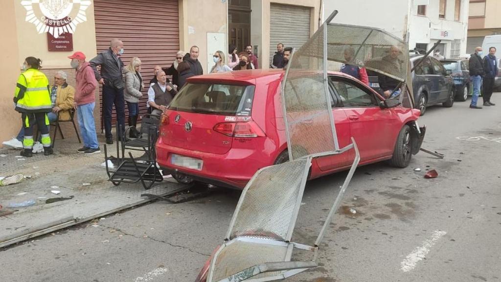 El vehículo ha quedado atrapado por las vallas metálicas que delimitaban la terraza de este bar de Castellón.