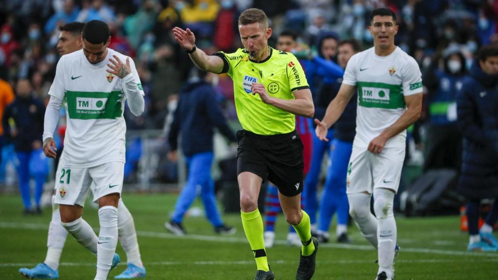 El árbitro Hernández ficha el penalti a favor del Barcelona frente el Elche.