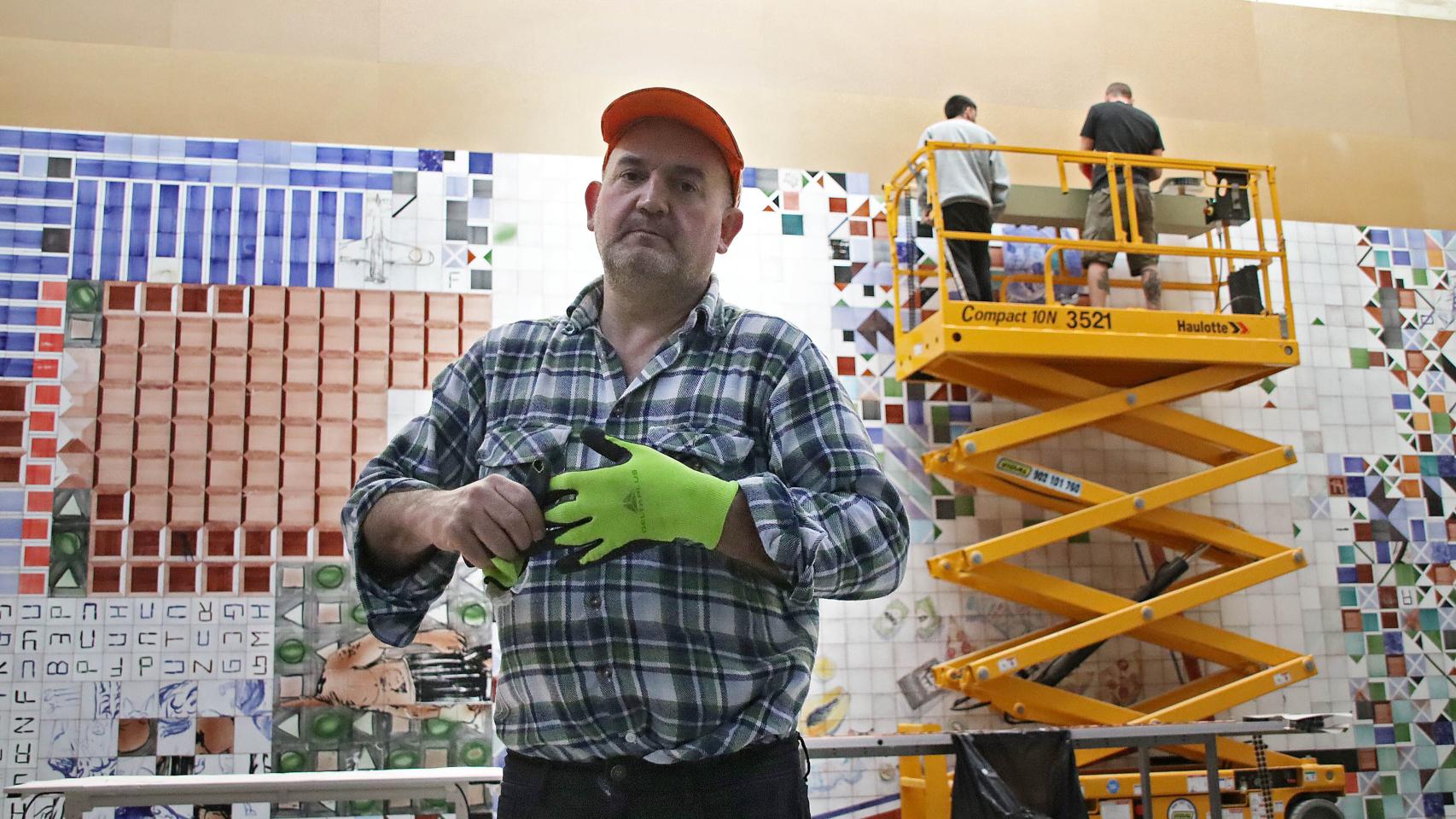 El artista burgalés Fernando Renes junto a su obra en el Musac de León