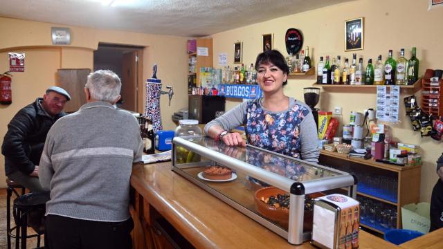 Elena Delgado en el bar que regenta en Padilla de Abajo, Burgos