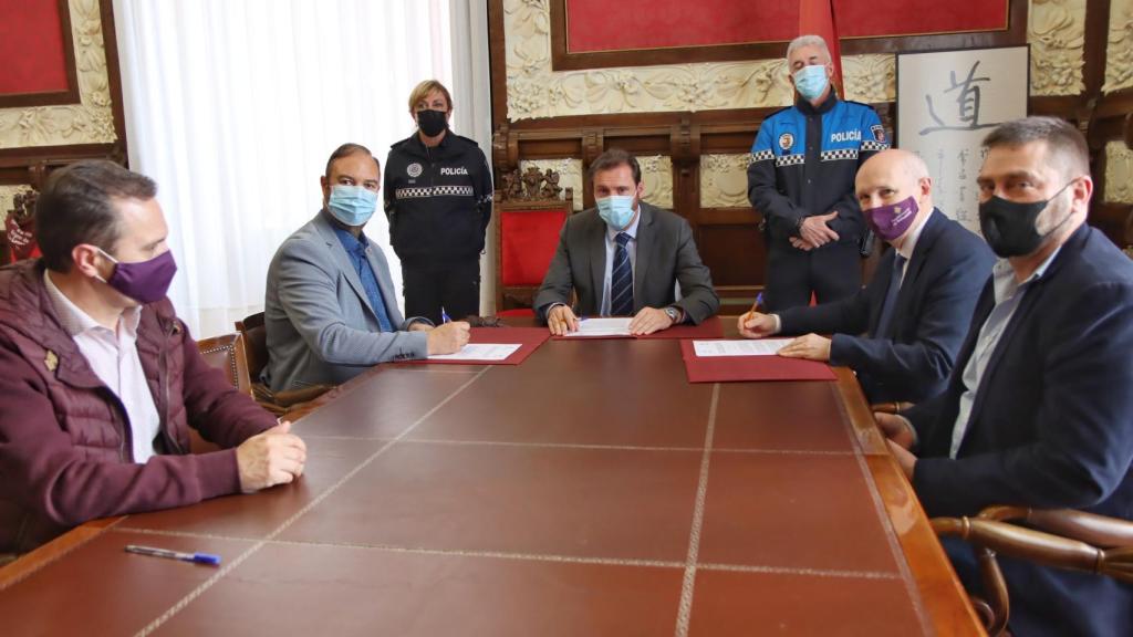Firma del convenio de colaboración entre los dos ayuntamientos