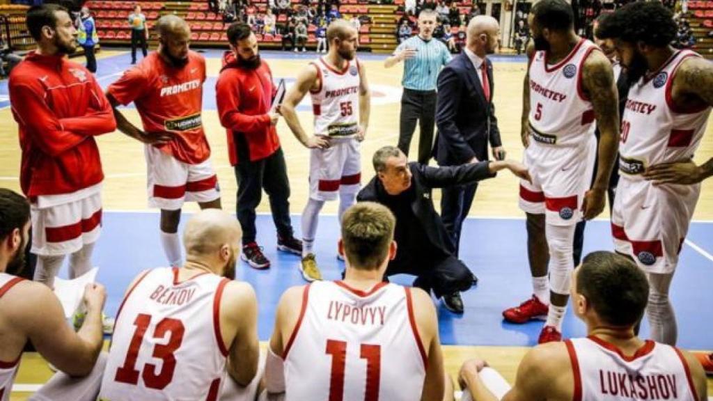 El equipo de baloncesto ucraniano SC Prometey durante un tiempo muerto