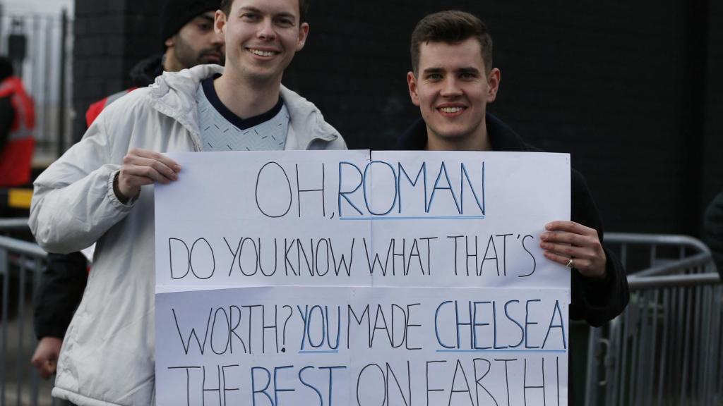 Aficionados del Chelsea apoyan a Abramovich por hacer del club el mejor de la Tierra
