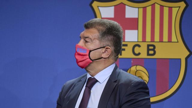 Joan Laporta con el escudo del FC Barcelona detrás