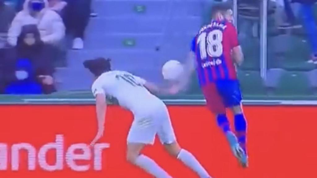 Pere Milla estalla en redes sociales tras el penalti no pitado de Jordi Alba