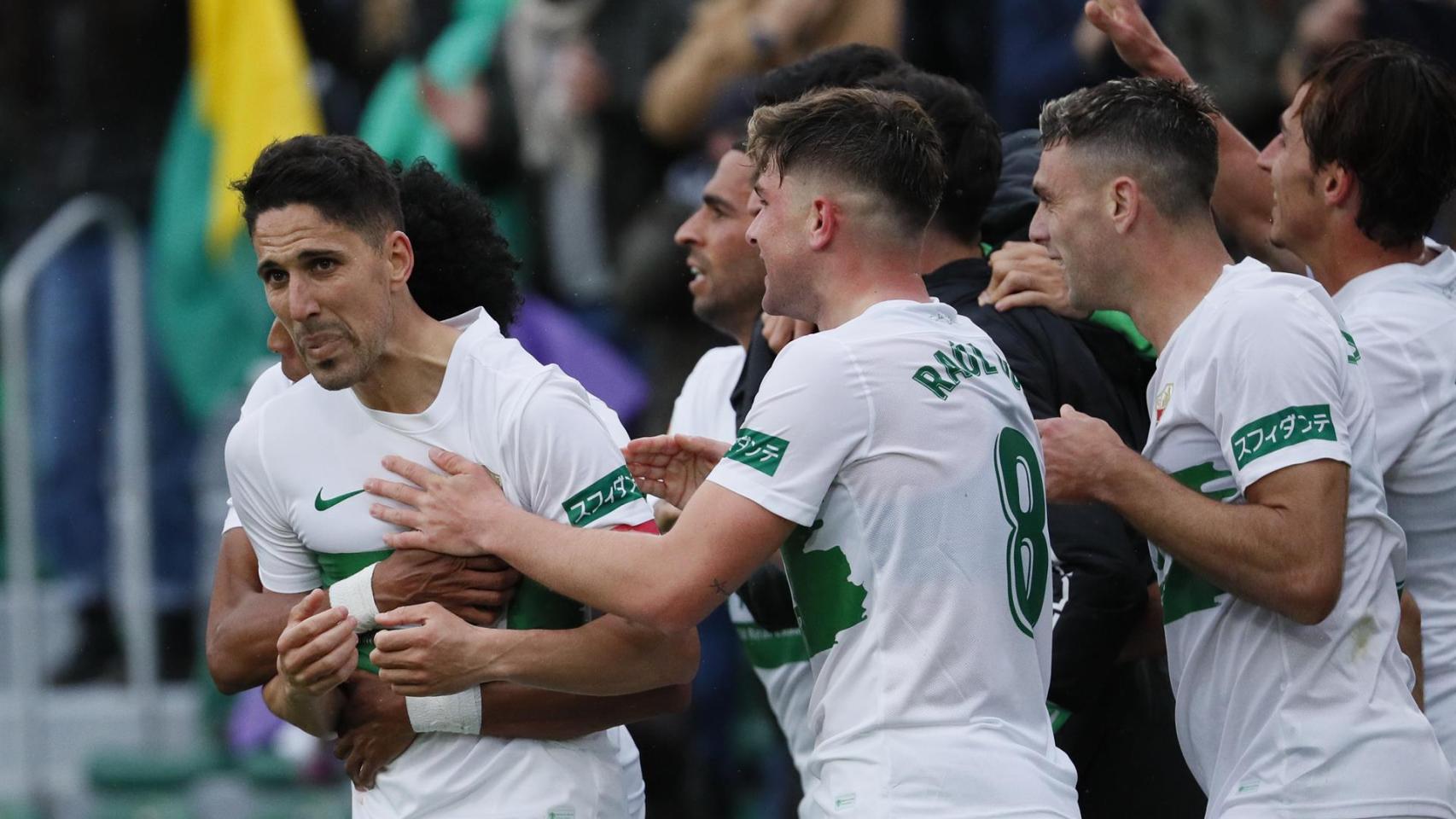 Los jugadores del Elche celebran el gol de Fidel al Barça
