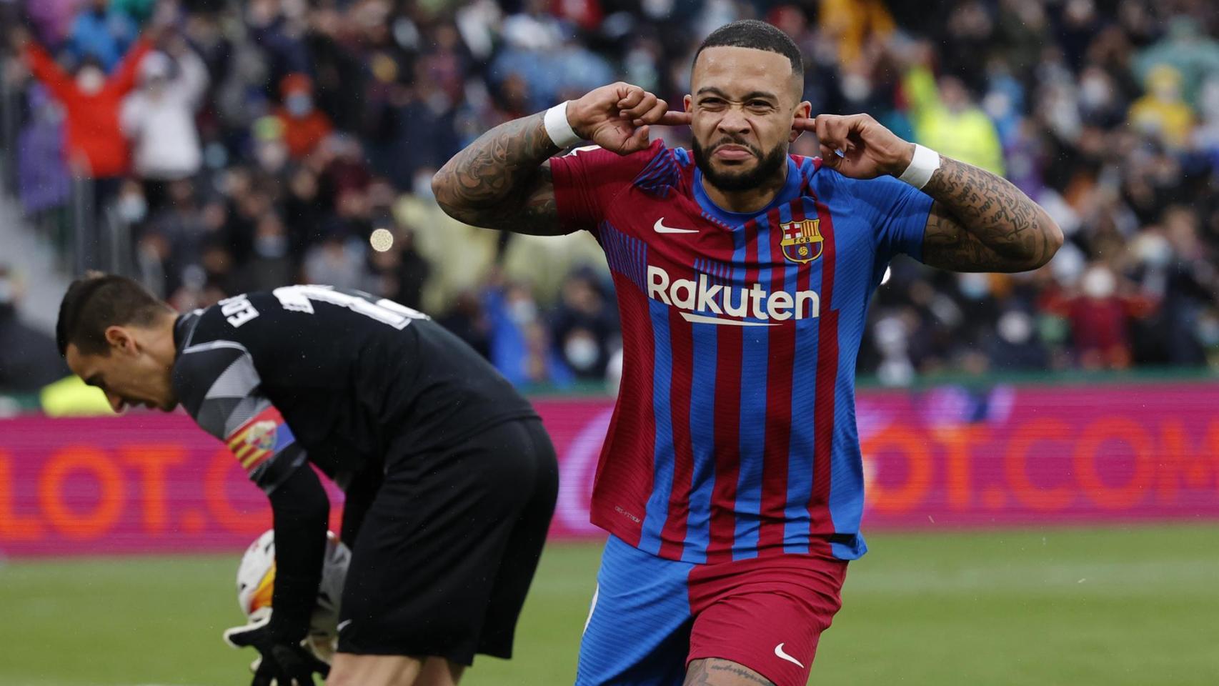 Memphis Depay celebra un gol con el Barcelona en la temporada 2021/2022