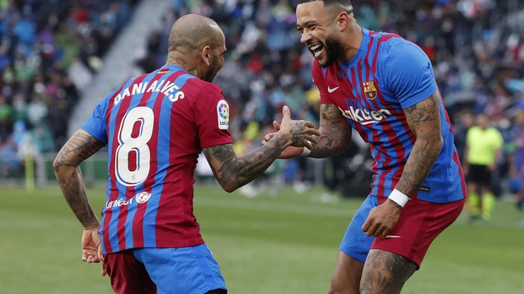 Dani Alves celebra con Memphis Depay el gol de la victoria del Barça