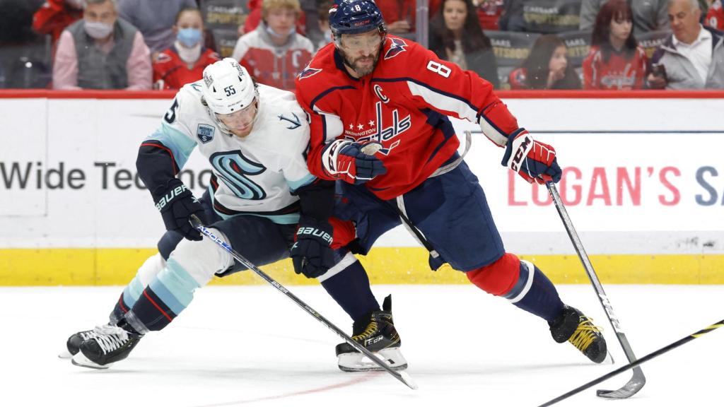 Jeremy Lauzon, en acción con Alex Ovechkin durante un partido de la NHL
