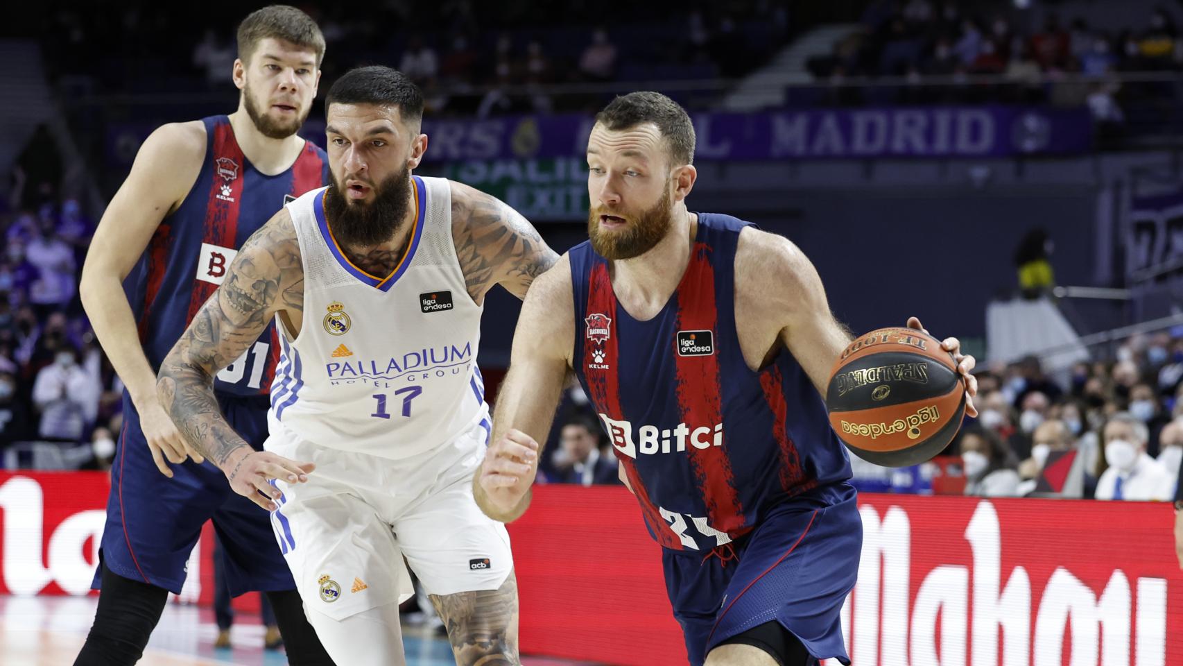 Vincent Poirier intenta defender una acción entre Alec Peters y Giedraitis