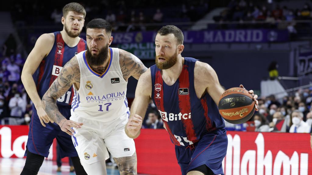 Vincent Poirier intenta defender una acción entre Alec Peters y Giedraitis