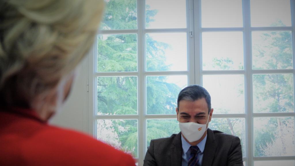 Pedro Sánchez se ríe abiertamente, reunido con Ursula von der Leyen, presidenta de la Comisión Europea, en Moncloa.