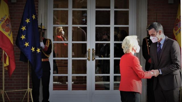 Ursula von der Leyen saluda efusiva a Pedro Sánchez en las escalinatas de Moncloa.