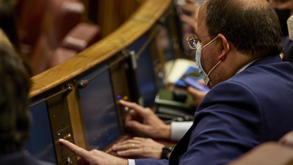 Alberto Casero, diputado del PP, votando en el Congreso.