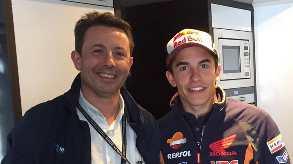 Fidel Rioja con Marc Márquez.