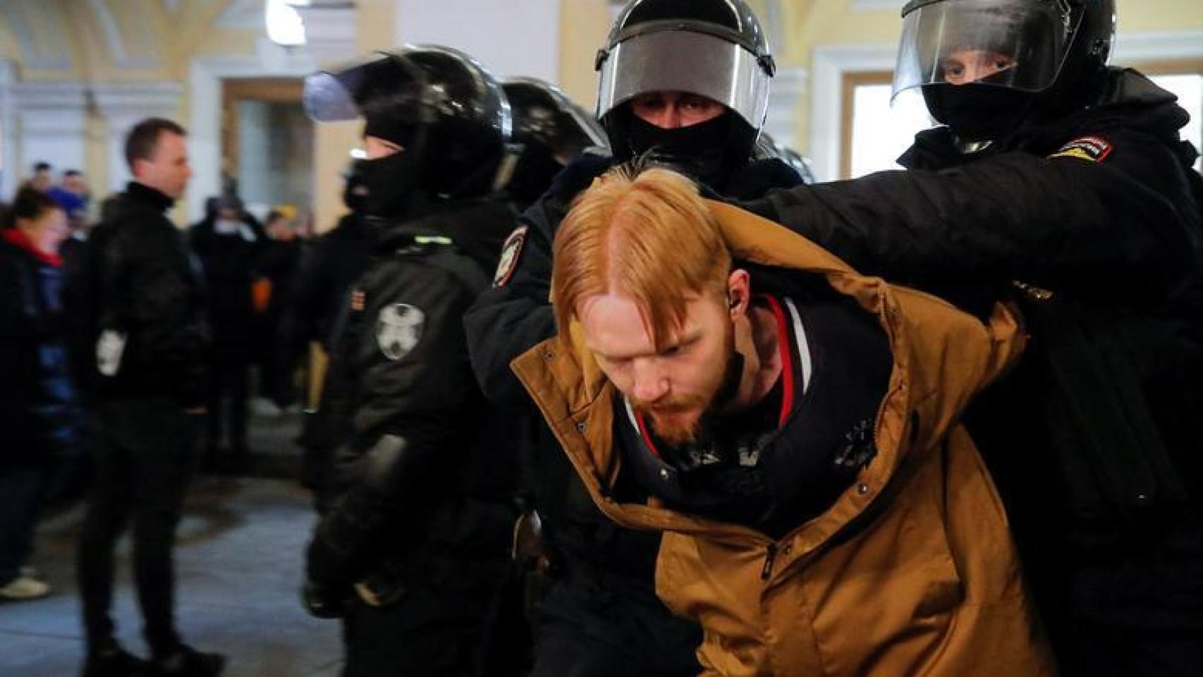 Un hombre es detenido por la Policía rusa en San Petersburgo.