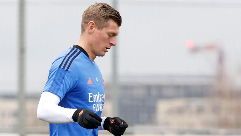 Toni Kroos se ejercitó en solitario sobre el césped.
