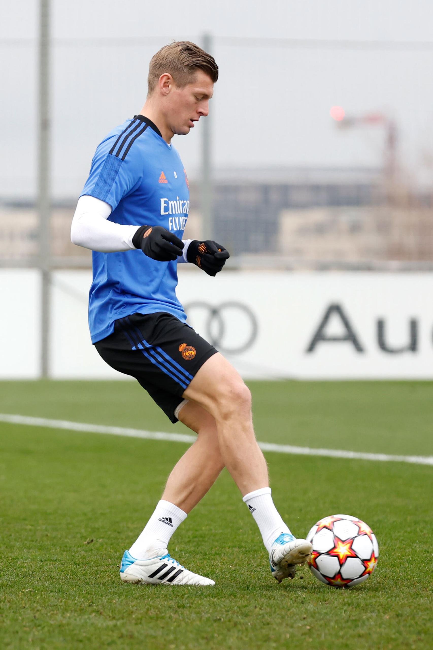 Toni Kroos tocando balón.
