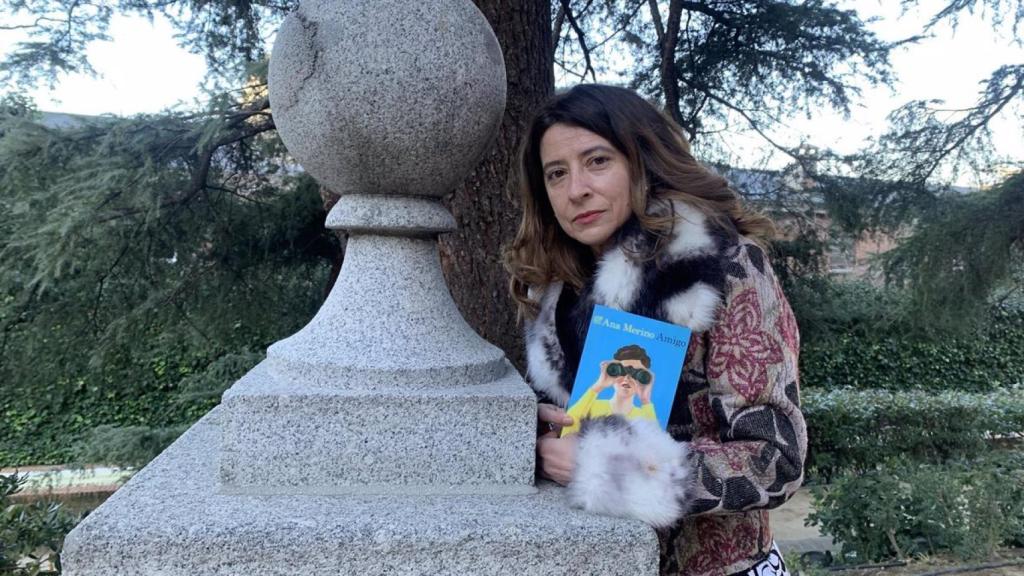 Otra foto de la escritora, poeta y profesora universitaria.