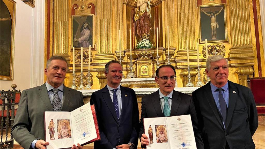 Javier González de Lara y Fernando Prini recogen los nombramientos de pregonero y cartelista.
