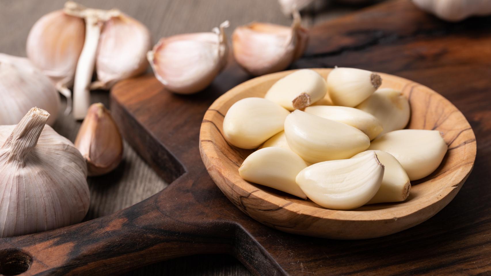 Unos dientes de ajo.
