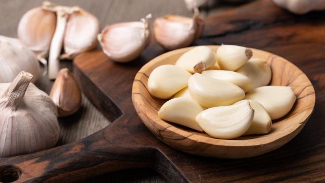 Unos dientes de ajo.