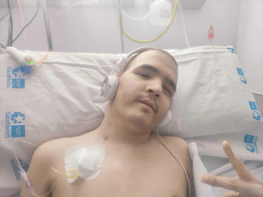 David no perdió la sonrisa. En la foto, ingresado en el hospital de La Paz.