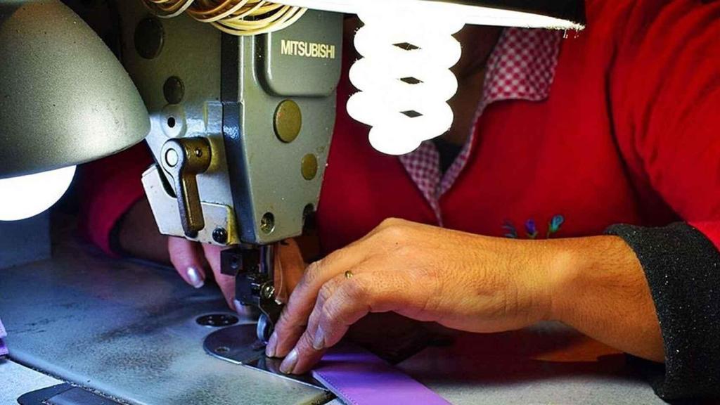 Una mujer en una máquina de aparado.