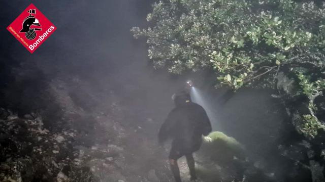 Los bomberos rescatan a un hombre perdido en Polop.