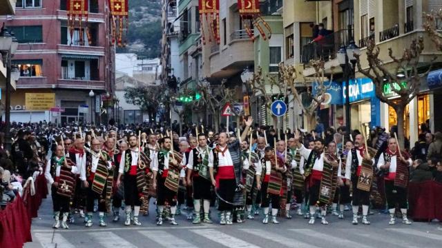 Un instante del Desfile del Ecuador Festero de Villena del pasado sábado.