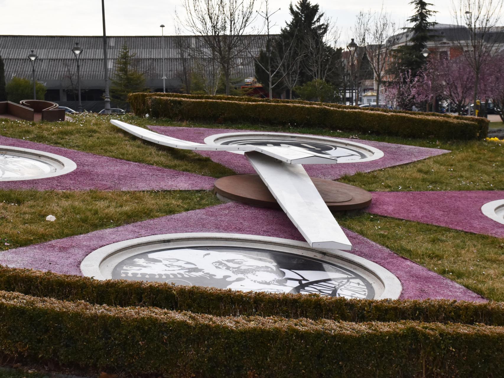 Los vándalos la vuelven a tomar con el reloj de la Plaza Colón de Valladolid