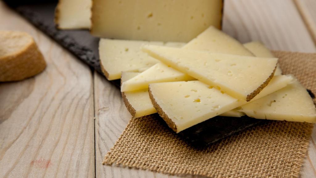 Unos trocitos de queso semicurado.