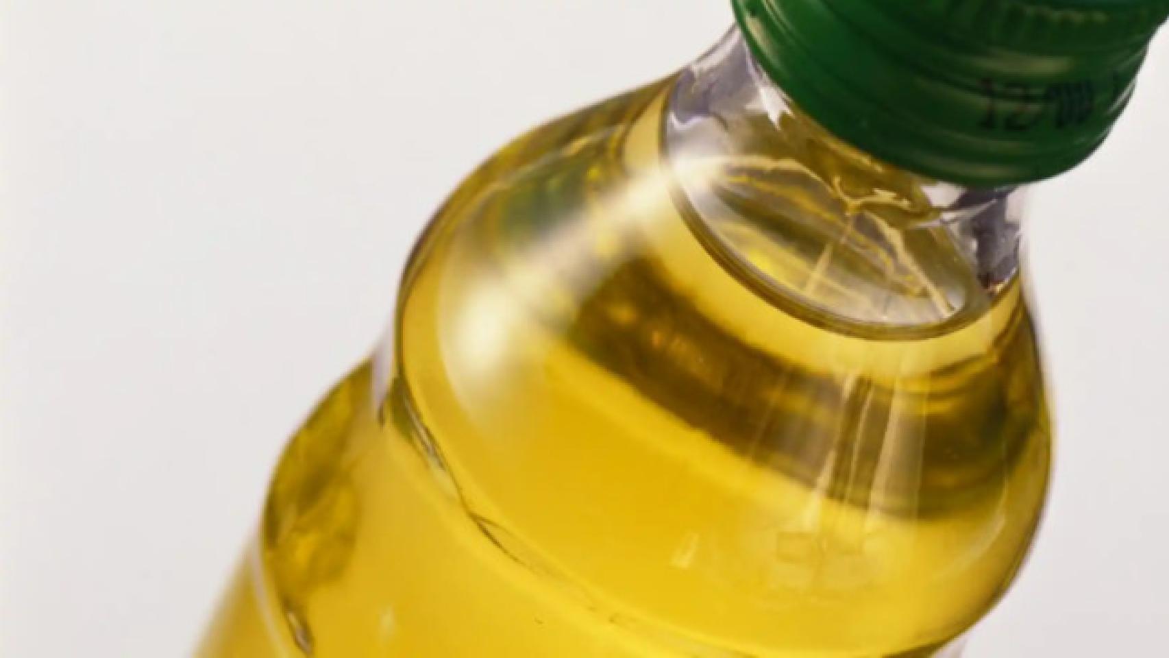 Una botella de aceite.