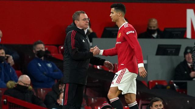 Un saludo entre Ralf Rangnick y Cristiano Ronaldo