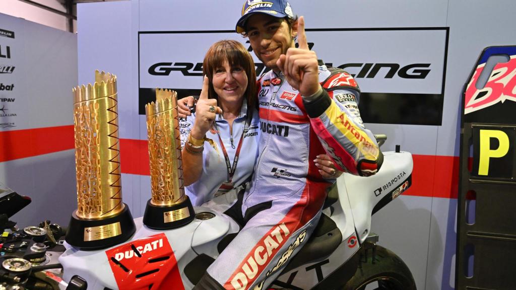 Nadia Padovani celebra la victoria junto a Enea Bastianini