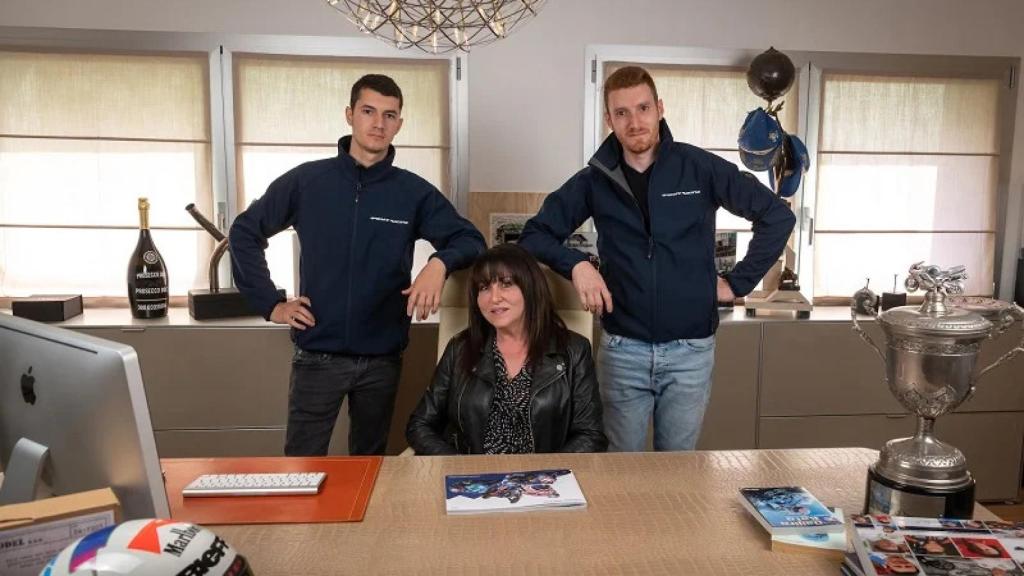 Nadia Padovani junto a Lorenzo y Luca Gresini