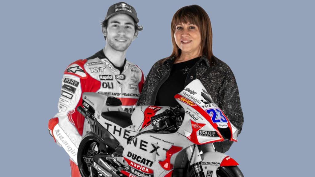 Fotomontaje de Enea Bastianini y Nadia Padovani, junto a la Ducati del equipo Gresini 2022