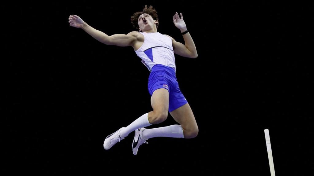 Armand Duplantis, haciendo uno de sus saltos.