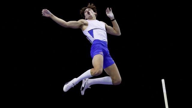 Armand Duplantis, haciendo uno de sus saltos.