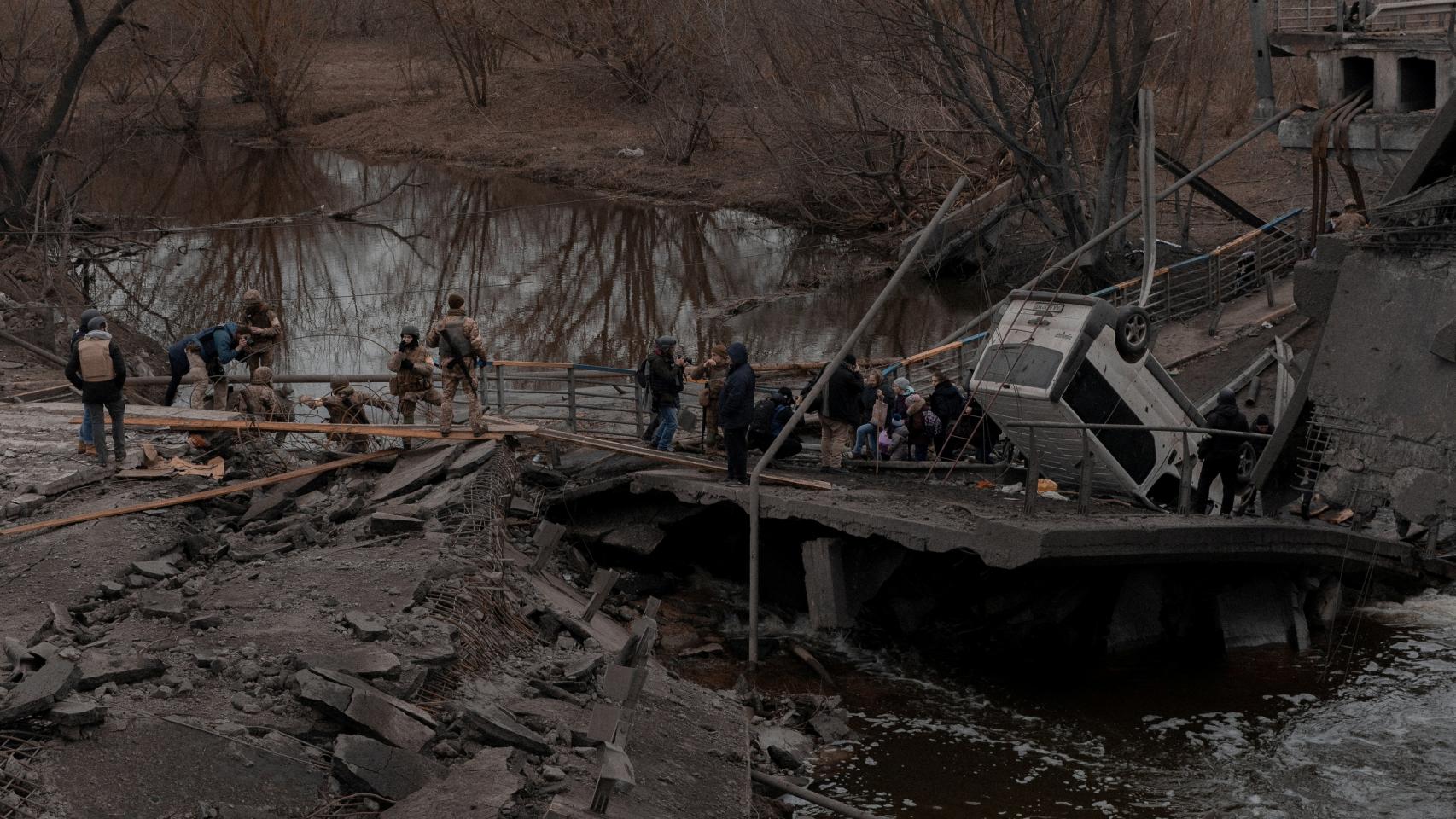 Civiles huyen de la ciudad de Irpin, en la región de Kiev. /  Jedrzej Nowicki (Reuters).