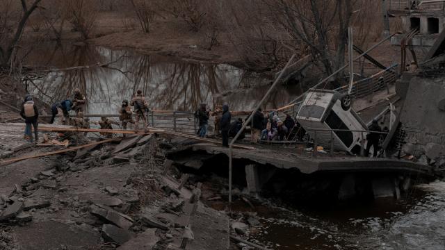 Civiles huyen de la ciudad de Irpin, en la región de Kiev. /  Jedrzej Nowicki (Reuters).