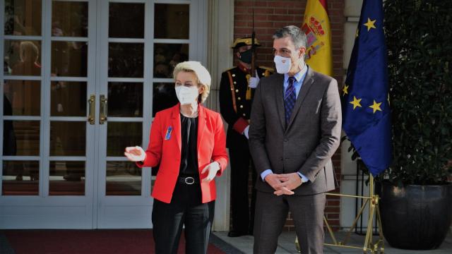 Pedro Sánchez recibe a Ursula von der Leyen, presidenta de la Comisión Europea, en Moncloa.