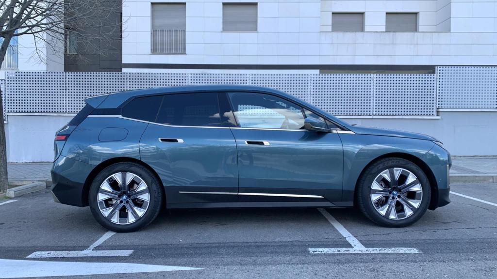 Perfil del BMW iX.