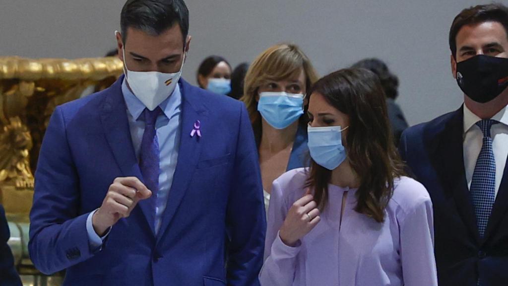 El presidente del Gobierno, Pedro Sánchez, y la ministra de Igualdad, Irene Montero, este lunes en el acto institucional con motivo del 8-M en el Círculo de Bellas Artes de Madrid.