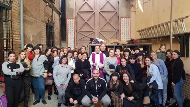 La cuadrilla de costaleras, junto con el antiguo párroco de la Iglesia de San Juan de Letrán