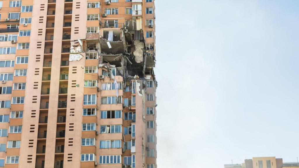 Destrozos en un edificio en Kiev tras uno de los bombardeos.